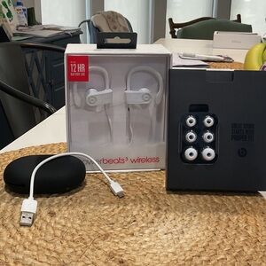 Apple Powerbeats3 Wireless Earphones in White with Carry Case and Accessories